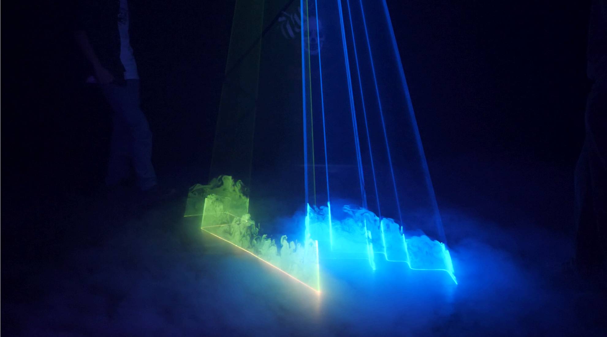 HoloTron interaktív fényjáték működés közben egy rendezvényen